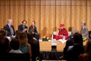 Его Святейшество Далай-лама и другие участники дискуссии в Научно-исследовательском институте Скриппа. Сан-Диего, штат Калифорния. 19 апреля 2012 г. Фото: Тим Мантоани