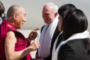 Его Святейшество Далай-ламу в аэропорту Сан-Диего встречал мэр города Джерри Сандерс. Сан-Диего, штат Калифорния. 17 апреля 2012 г. Фото: Тим Мантоани