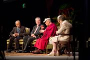 Его Святейшество Далай-лама и другие участники дискуссии об изменениях климата в Калифорнийском университете в Сан-Диего. Сан-Диего, штат Калифорния. 18 апреля 2012 г. Фото: Тим Мантоани