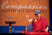 Его Святейшество Далай-лама отвечает на вопросы слушателей во время лекции в Калифорнийском университете в Сан-Диего. Сан-Диего, штат Калифорния. 18 апреля 2012 г. Фото: Тим Мантоани