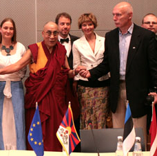 Латвийская партия готовит приезд Далай-ламы в Ригу