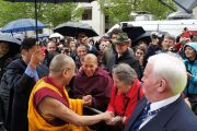 Его Святейшество Далай-лама приветствует своих почитателей после завершения церемонии вручения Темплтоновской премии в соборе Св. Павла. Лондон, Великобритания. 14 мая 2012 г. Фото: Тензин Такла