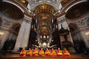 Буддийские монахи читают молитву в соборе Св. Павла перед началом церемонии вручения Его Святейшеству Далай-ламе Темплтоновской премии. Лондон, Великобритания. 14 мая 2012 г. Фото: Getty Images