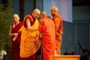 Его Святейшество Далай-лама благодарит монахов школы Тхеравада, прочитавших Сутру Сердца на пали перед началом учений. Клагенфурт, Австрия. 18 мая 2012 г. Фото: Тензин Чойджор (Офис ЕСДЛ)