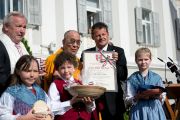 Мэр города Кристиан Шейдер вручил Его Святейшеству Далай-ламае золотую медаль Клагенфурта. Клагенфурт, Австрия. 18 мая 2012 г. Фото: Тензин Чойджор (Офис ЕСДЛ)