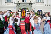 Его Святейшество Далай-лама с удовольствием смотрит выступление детей на площади перед ратушей. Клагенфурт, Австрия. 18 мая 2012 г. Фото: Тензин Чойджор (Офис ЕСДЛ)