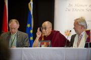 Его Святейшество Далай-лама на встрече с журналистами в перерыве учений. Клагенфурт, Австрия. 18 мая 2012 г. Фото: Тензин Чойджор (Офис ЕСДЛ)