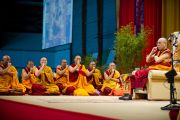 Его Святейшество Далай-лама показывает технику медитации во время послеобеденной сессии учений. Клагенфурт, Австрия. 19 мая 2012 г. Фото: Тензин Чойджор (Офис ЕСДЛ)