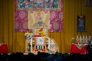 На утренней сессии учений Его Святейшество Далай-лама даровал посвящение Будды Медицины. Клагенфурт, Австрия. 19 мая 2012 г. Фото: Тензин Чойджор (Офис ЕСДЛ)