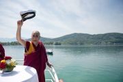 Его Святейшество Далай-лама во время поездки по озеру Вёртзее, Австрия. 20 мая 2012 г. Фото: Тензин Чойджор (Офис ЕСДЛ)