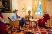 Его Святейшество Далай-лама дает интервью Дорис Аппель, возглавляющей отдел религии ORF-TV. Клагенфурт, Австрия. 20 мая 2012 г. Фото: Тензин Чойджор (Офис ЕСДЛ)