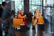 Его Святейшество Далай-лама дает интервью, в котором делится воспоминаниями о Генрихе Харрере и Питере Ауфшнайтере, двух австрийцах, которые пробудили в нем интерес к Европе и современным технологиям. Зальцбург, Австрия. 20 мая 2012 г. Фото: Тензин Чойджор (Офис ЕСДЛ)