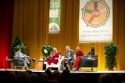 Его Святейшество Далай-лама выступает на встрече "Мир и всеобщая ответственность". Зальцбург, Австрия. 21 мая 2012 г. Фото: Тензин Чойджор (Офис ЕСДЛ)