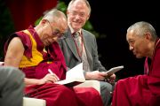 Его Святейшество Далай-лама подписывает книги для своих слушателей во время встречи "Мир и всеобщая ответственность". Зальцбург, Австрия. 21 мая 2012 г. Фото: Тензин Чойджор (Офис ЕСДЛ)