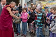 Его Святейшество Далай-лама здоровается с детьми у входа в гостиницу. Зальцбург, Австрия. 21 мая 2012 г. Фото: Тензин Чойджор (Офис ЕСДЛ)
