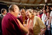 Его Святейшество Далай-лама приветствует г-жу Ирмтраут Вагер, которая на протяжении долгого времени помогает тибетским детям в эмиграции. Зальцбург, Австрия. 21 мая 2012 г. Фото: Тензин Чойджор (Офис ЕСДЛ)