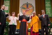 Его Святейшество Далай-лама с участниками межрелигиозного диалога "Гармония в разнообразии". Зальцбург, Австрия. 21 мая 2012 г. Фото: Тензин Чойджор (Офис ЕСДЛ)