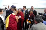Его Святейшество Далай-лама подписывает книгу пилоту самолета, доставившего его в Удине, Италия. 22 мая 2012 г. Фото: Jeremy Russel (Офис ЕСДЛ)