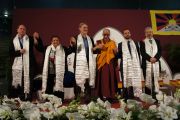 Его Святейшество Далай-лама вместе с другими участниками дискуссии о роли религий в содействии справедливости, миру и защите окружающей среды. Удине, Италия. 22 мая 2012 г. Фото: Jeremy Russel (Офис ЕСДЛ)