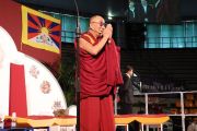 Его Святейшество Далай-лама приветствует студентов перед началом лекции. Удине, Италия. 22 мая 2012 г. Фото: Jeremy Russel (Офис ЕСДЛ)