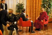 Его Святейшество Далай-лама дает интервью итальянскому телевидению. Удине, Италия. 23 мая 2012 г. Фото: Jeremy Russel (Офис ЕСДЛ)