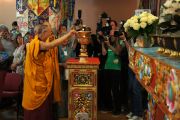 Его Святейшество Далай-лама зажигает светильник во время церемонии открытия нового буддийского храма в институте Йонтен Линг. Юи, Бельгия. 24 мая 2012 г. Фото: Тенизн Такла (Офис ЕСДЛ)