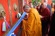 Его Святейшество Далай-лама перерезает ленточку во время открытия нового буддийского храма в институте Йонтен Линг. Юи, Бельгия. 24 мая 2012 г. Фото: Джереми Рассел (Офис ЕСДЛ)