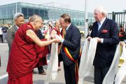 В аэропорту Льежа, Бельгия, Его Святейшество Далай-ламу встречали мэры городов Юи и Кнакке. 23 мая 2012 г. Фото: Тензин Такла (Офис ЕСДЛ)