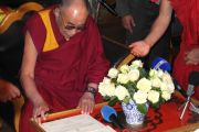 Его Святейшество Далай-лама подписывает сертификат о присвоении ему звания почетного гражданина города Юи, Бельгия. 24 мая 2012 г. Фото: Джереми Рассел (Офис ЕСДЛ)