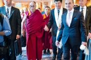 Его Святейшество Далай-лама и глава Центральной тибетской администрации Лобсанг Сенге идут на встречу с журналистами. Вена, Австрия. 25 мая 2012 г. Фото: Тензин Чойджор (Офис ЕСДЛ)