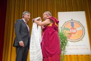 Его Святейшество Далай-лама вручает традиционный тибетский белый шарф министру иностранных дел Австрии Михаэлю Шпинделеггеру. Вена, Австрия. 25 мая 2012 г. Фото: Тензин Чойджор (Офис ЕСДЛ)