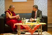 Его Святейшество Далай-лама во время встречи с министром иностранных дел Михаэлем Шпинделеггером. Вена, Австрия. 25 мая 2012 г. Фото: Тензин Чойджор (Офис ЕСДЛ)