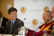 Его Святейшество Далай-лама и глава Центральной тибетской администрации Лобсанг Сенге на пресс-конференции. Вена, Австрия. 25 мая 2012 г. Фото: Тензин Чойджор (Офис ЕСДЛ)