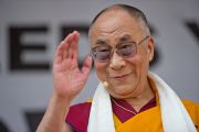 Его Святейшество Далай-лама приветствует участников митинга солидарности с Тибетом. Вена, Австрия. 26 мая 2012 г. Фото: Тензин Чойджор (Офис ЕСДЛ)