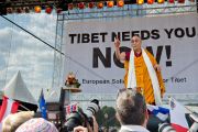 Его Святейшество Далай-лама обращается к участникам европейского митинга солидарности с Тибетом. Вена, Австрия. 26 мая 2012 г. Фото: Тензин Чойджор (Офис ЕСДЛ)