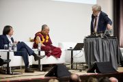 Его Святейшество Далай-лама слушает доклад на симпозиуме «Буддизм и наука. Ум и материя - новые модели реальности» в Венском университете. Вена, Австрия. 26 мая 2012 г. Фото: Тензин Чойджор (Офис ЕСДЛ)