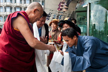 Его Святейшество Далай-лама завершил учения о мудрости и тренировке ума в Манчестере