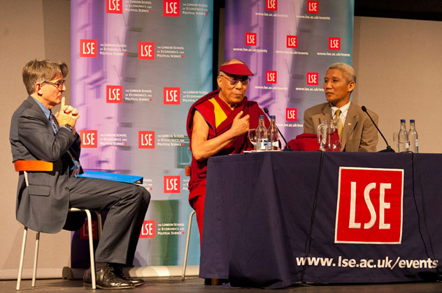 Далай-лама посетил Лондонскую школу экономики, Вестминстерское аббатство, парламент и Кларенс-хаус