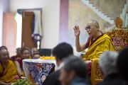 Его Святейшество Далай-лама с удовольствием шутит во время учений по основам буддизма для учащихся Тибетской детской деревни. Дхарамсала, Индия. 2 июня 2012 г. Фото: Тензин Чойджор (Офис ЕСДЛ)