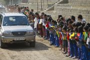 Тибетцы встречают Его Святейшество Далай-ламу в первый день трехдневных учений в Тибетской детской деревне. Дхарамсала, Индия. 1 июня 2012 г. Фото: Тензин Чойджор (Офис ЕСДЛ)
