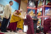 Его Святейшество Далай-лама и виде-президент университета Эмори Гари Хок вручают сертификат об окончании обучения в рамках программы «Научная инициатива ЭмориТибет». Дхарамсала, Индия. 3 июня 2012 г. Фото: Тензин Чойджор (Офис ЕСДЛ)