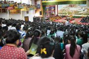 Зал собраний Тибетской детской деревни, где три тысячи учеников собрались на учения Его Святейшества Далай-ламы по основам буддизма для тибетской молодежи. Дхарамсала, Индия. 3 июня 2012 г. Фото: Тензин Чойджор (Офис ЕСДЛ)