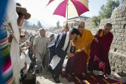 Его Святейшество Далай-лама направляется в зал собраний Тибетской детской деревни в первый день учений для молодых тибетцев. Дхарамсала, Индия. 1 июня 2012 г. Фото: Тензин Чойджор (Офис ЕСДЛ)