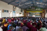 Зал Декьи Церинг Тибетской детской деревни, где желающие также могли смотреть трансляцию учений Его Святейшества Далай-ламы для тибетской молодежи. Дхарамсала, Индия. 3 июня 2012 г. Фото: Тензин Чойджор (Офис ЕСДЛ)