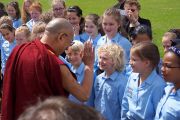 Его Святейшество Далай-лама здоровается со школьниками, которые исполнили для него приветственную песню перед началом бизнес-конференции в Лидсе, Великобритания. 15 июня 2012 г. Фото: Джереми Рассел (Офис ЕСДЛ)