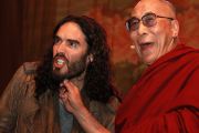 Его Святейшество Далай-лама и комедийный актер Рассел Бренд на молодежном форуме "Вставай, стань изменением!". Манчестер, Великобритания. 16 июня 2012 г. Фото: Chloe Crewe-Read