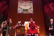 Его Святейшество Далай-лама отвечает на вопросы участников молодежного форума "Вставай, стань изменением!". Манчестер, Великобритания. 16 июня 2012 г. Фото: Chloe Crewe-Read