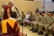 Его Святейшество Далай-лама беседует с группой гуркхских солдат. Манчестер, Великобритания. 17 июня 2012 г. Фото: Джереми Рассел (Офис ЕСДЛ)
