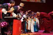 Его Святейшество Далай-лама здоровается с тибетскими детьми, выступившими перед началом его лекции. Манчестер, Великобритания. 17 июня 2012 г. Фото: Джереми Рассел (Офис ЕСДЛ)