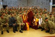 Его Святейшество Далай-лама позирует для групповой фотографии с группой гуркхских солдат. Манчестер, Великобритания. 17 июня 2012 г. Фото: Джереми Рассел (Офис ЕСДЛ)